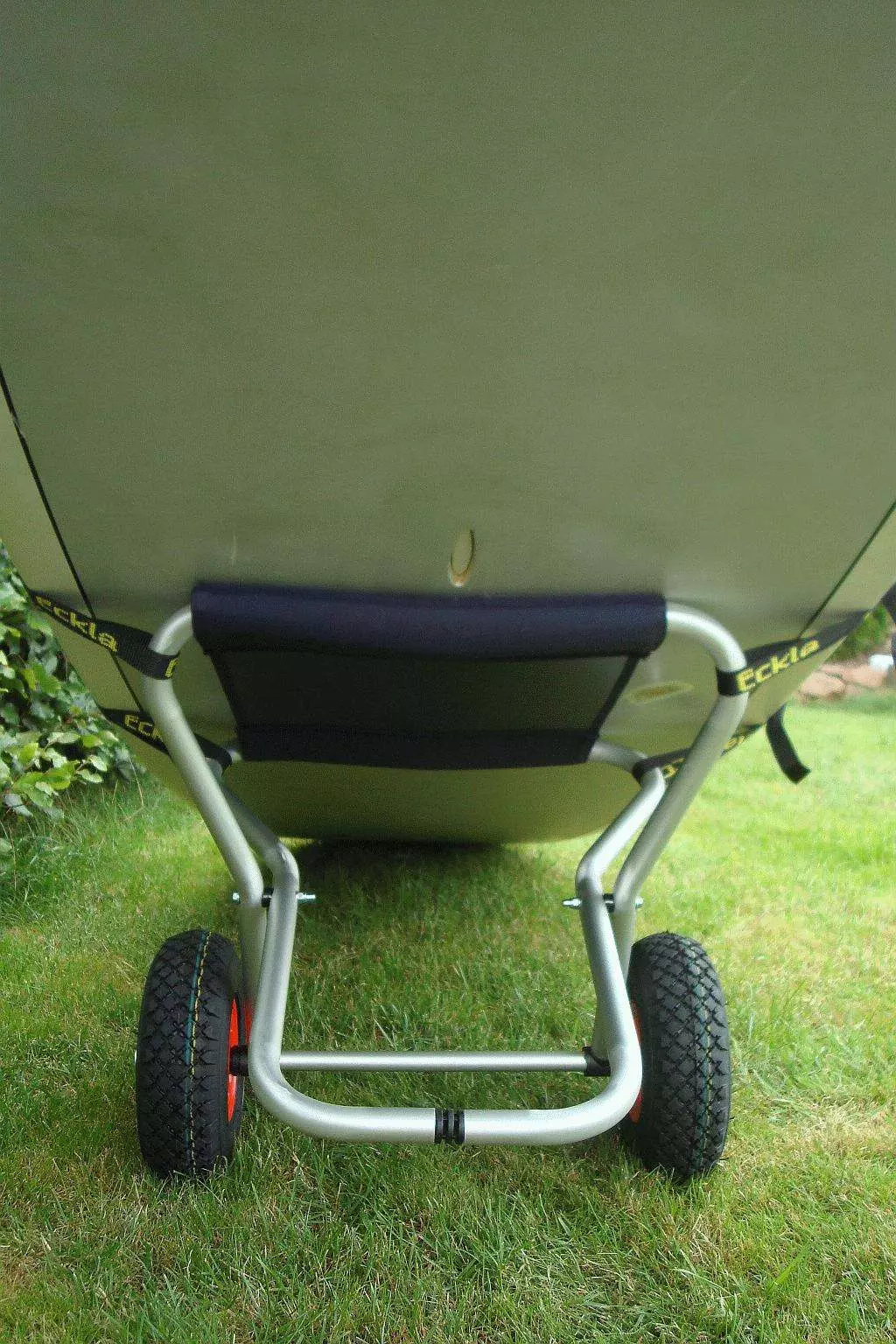 "Detailansicht des ECKLA Surfrolly mit Sitz – zeigt die breiten Luftreifen und den robusten Aluminiumrahmen für sicheren Transport."