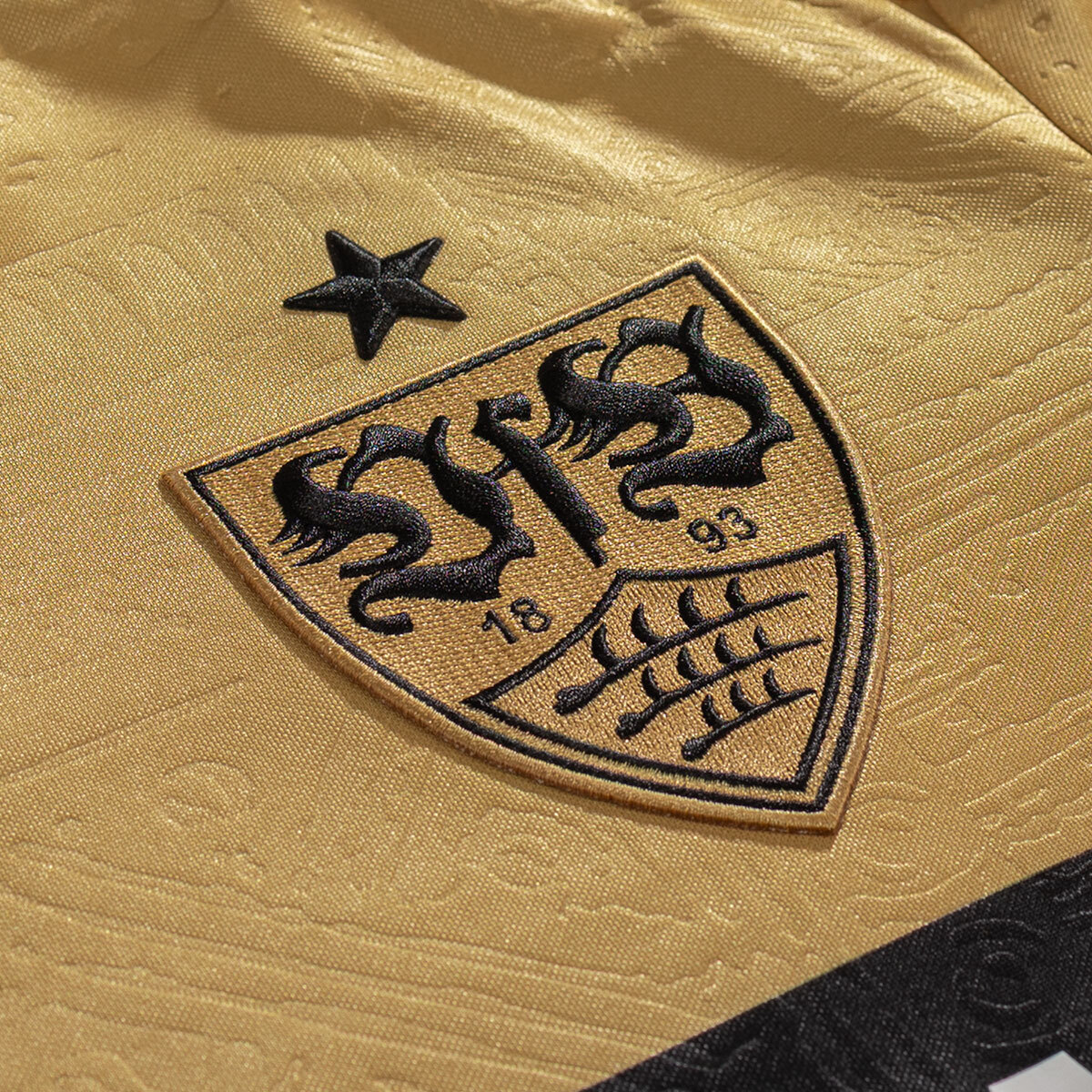 JAKO VfB Stuttgart 3rd Trikot 2026/27 für Kinder – Gold JAKO VfB Stuttgart 3rd Trikot 2026/27 für Kinder – Gold